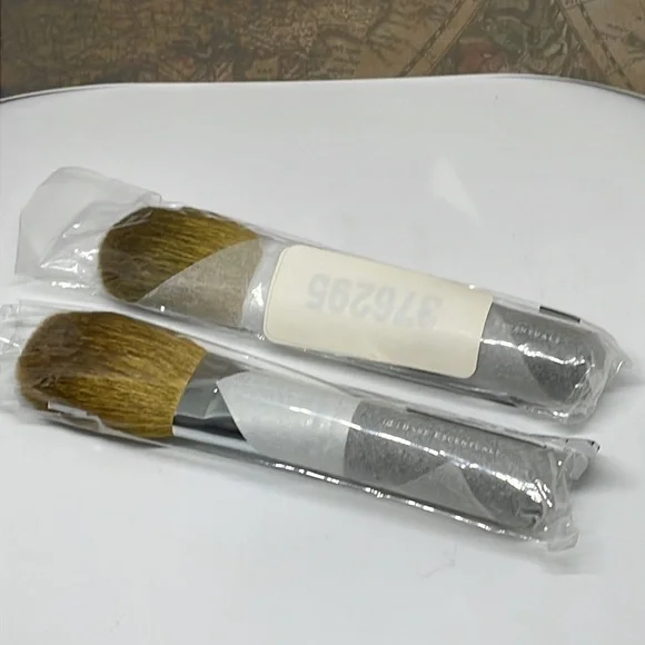 I.D Bare Escentual Brushes - 2 Flawless Face Brushes #28 - Picture 7 of 8